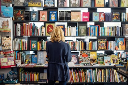 Una mujer observa las estanterías de una librería.