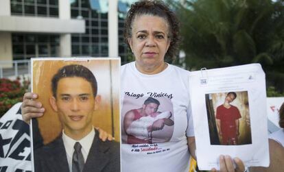 Maria do Carmo Silveira protesta en Goiânia con otras madres, el día 20 de mayo.