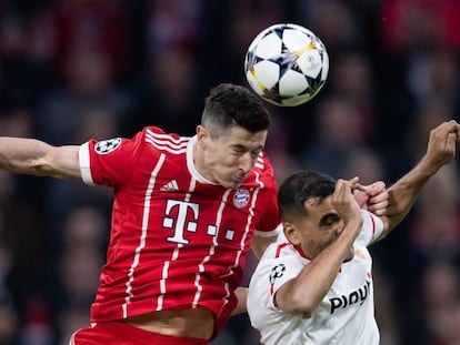 Robert Lewandowski y Gabriel Mercado, en un momento del partido.