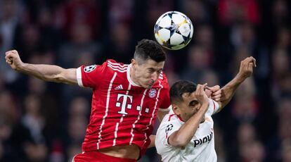 Robert Lewandowski y Gabriel Mercado, en un momento del partido.