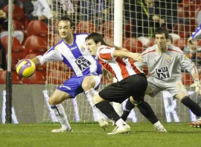 Lacruz y Aduriz buscan el balón ante Lafuente.