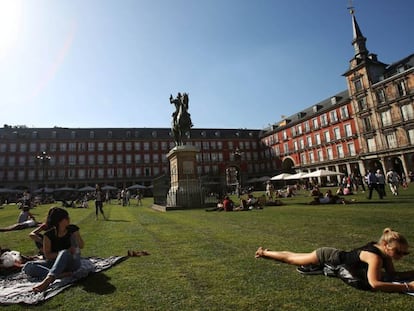 La plaza Mayor cubierta de césped en la intervención artística de SpY, en septiembre de 2017.