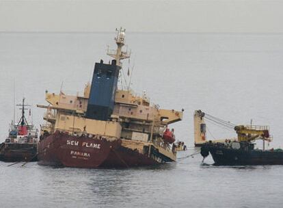 El chatarrero <i>New Flame</i>, encallado desde agosto en la Bahía de Algeciras.