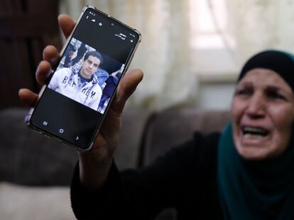 La madre de Iyad Hallak muestra este sábado una imagen de su hijo en el móvil.