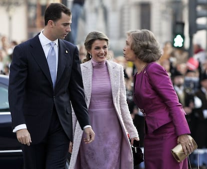 Los entonces príncipes de Asturias, Felipe y Letizia, junto a la reina Sofía, a su llegada al teatro Campoamor de Oviedo, donde se celebró la ceremonia de entrega de los premios Príncipe de Asturias 2006. La princesa no asistió en 2005 por el inminente nacimiento de su primera hija, Leonor. El único año en el que doña Letizia no ha regresado a su tierra para los citados galardones.