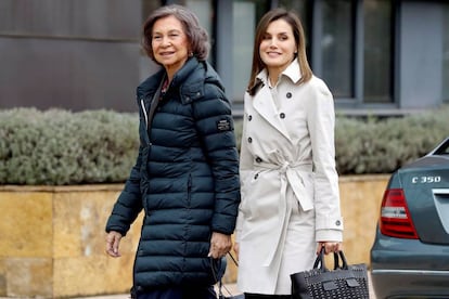 La Reina Letizia, junto a la Reina emérita Sofía, a su llegada para visitar al Rey emérito Juan Carlos.