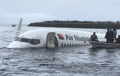El Boeing 737 de Air Niugini se estrelló sobre las 9.30, hora local. Los pasajeros y la tripulación han sido trasladados a un hospital de la zona, pero ninguno presentaba heridas graves, según las autoridades.