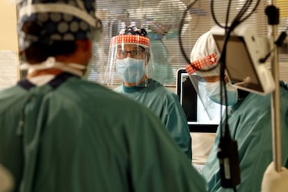 Health workers at the ICU of Barcelona’s Vall d'Hebron hospital.