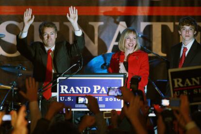 Rand Paul, el candidato republicano al Senado por Kentucky, festeja la victoria junto a su esposa y su hijo en Bowling Green.