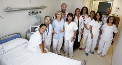 Médicos, enfermeros, auxiliares y limpiadores que trabajaron en la planta sexta con los enfermos de ébola el año pasado.