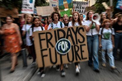 Jóvenes muestran una pancarta de Fridays For Future en las calles de Atenas (Grecia). 