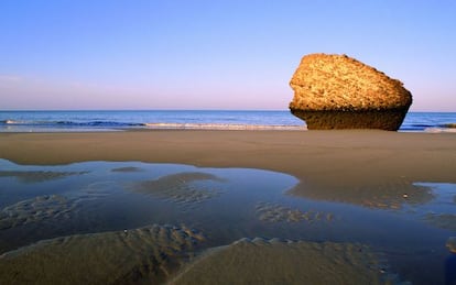 El Tapón, como es llamada popularmente esta formación rocosa de la Playa de Torre la Higuera, en Matalascañas (Almonte).