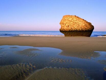 El Tapón, como es llamada popularmente esta formación rocosa de la Playa de Torre la Higuera, en Matalascañas (Almonte).