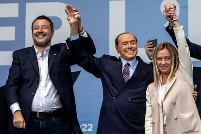 Desde la izquierda, Matteo Salvini (La Liga), Silvio Berlusconi (Forza Italia) y Giorgia Meloni (Hermanos de Italia), en el mitin central de la coalición de centroderecha en la plaza del Popolo de Roma, en la campaña de las elecciones legislativas en Italia, bajo el lema "Juntos por Italia", en septiembre de 2022.
