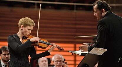 Concierto de homenaje a Claudio Abbado: Isabelle Faust interpreta a Alban Berg ante la mirada de Andris Nelsons.