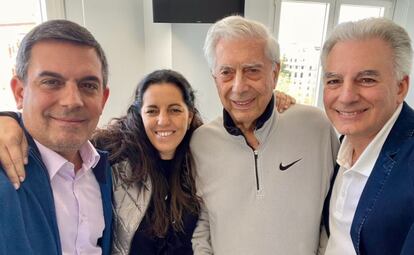 El escritor Mario Vargas Llosa junto a sus tres hijos tras recibir el alta hospitalaria: Gonzalo y Morgana a su derecha y Álvaro a su izquierda.