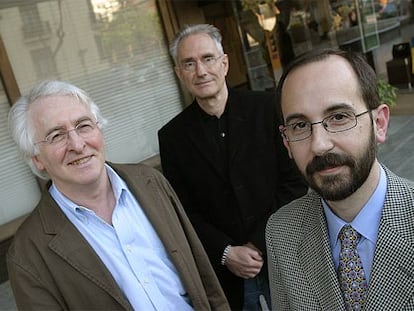 Los bioquímicos Jean-Paul Giacobino, Daniel Ricquier y Eduardo Rial, de izquierda a derecha, en Madrid.