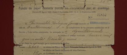 Documento que consigna la entrega de papel moneda republicano a las autoridades franquistas.