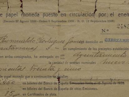 Documento que consigna la entrega de papel moneda republicano a las autoridades franquistas.