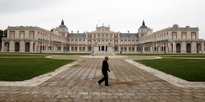 El Palacio Real de Aranjuez fue un encargo del austria Felipe II al arquitecto Juan Bautista de Toledo, quien murió durante las obras, por lo que fue continuado por su discípulo Juan de Herrera. Se terminó la capilla y una de las torres y, con la muerte de Felipe II, se paralizaron las obras. Con los borbones, fue Felipe V quien ordenó que continuaran. Más adelante, Fernando VI acomete una importante ampliación que continúa Carlos III. El aspecto actual dieciochesco corresponde a Francisco Sabatini, autor de las alas de la plaza de Armas.