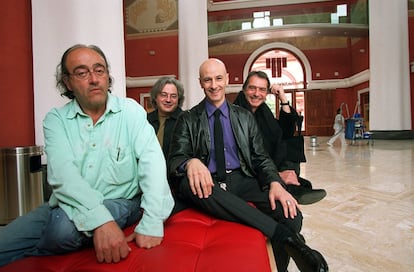 Rueda de prensa de la presentación de la obra 'Preludis' de Cesc Gelabert (segundo por la derecha), acompañado de Frederic Amat (derecha) y Carles Santos (izquierda).