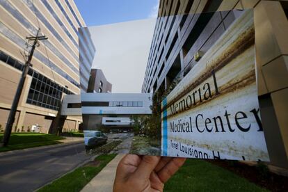 La imagen impresa muestra el Memorial Medical Center de Nueva Orleans tras el paso del huracán, el 13 de septiembre de 2005.