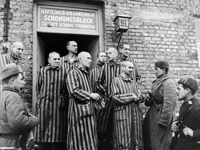 Soldados do Exército soviético com prisioneiros libertados do campo de concentração de Auschwitz, em janeiro de 1945.