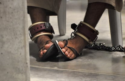 Detalle de los pies de un preso encadenado mientras asiste a una clase de 'Habilidades para la vida' en el Campo 6 de la base de Guantánamo.