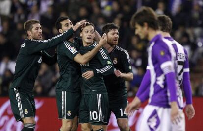 Real Madrid&#039;s German midfielder Mesut Ozil (c) celebrates with teammates.