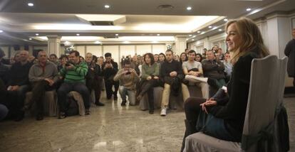 Tania S&aacute;nchez, en primer plano, durante una reuni&oacute;n de trabajo de su plataforma Convocatoria por Madrid el pasado mes de febrero.