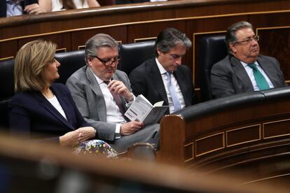 De izquierda a derecha: la ministra de Empleo y Seguridad Social, Fátima Báñez; el ministro de Educación, Cultura y Deporte, Íñigo Méndez de Vigo; el ministro de Fomento, Íñigo de la Serna y el ministro de Interior, Juan Ignacio Zoido.