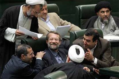 Alí Lariyani (centro), jefe de los negociadores iraníes en el conflicto nuclear, habla con diputados en Teherán.