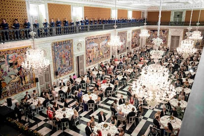 Vista de la cena de gala de celebración por el decimoctavo cumpleaños del príncipe Christian de Dinamarca, este domingo en uno de los salones del palacio Christiansborg, en la capital danesa.