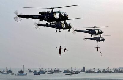 Militares indios participan en una exhibición con motivo del Día de la Marina en Bombay (India).