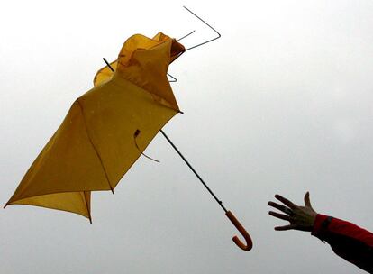 La tormenta Kyrill está alcanzando vientos superiores a 150 Kilómetros por hora. El aire arranca el paraguas de la mano de una mujer en la ciudad de Frankfurt.