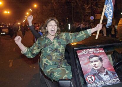 Miles de ciudadanos celebran la renuncia de Shevardnadze en las calles de Tbilisi.