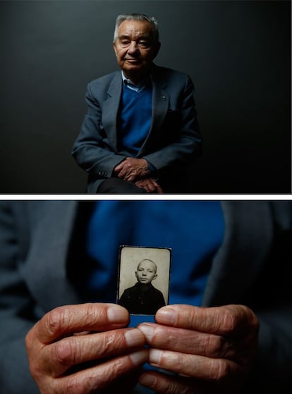 Stefan Sot, de 83 años, que fue registrado con el número 192705, posa con una foto suya tomada durante la guerra, en Varsovia el 5 de enero de 2015. Sot tenía 13 años en agosto de 1944, cuando fue enviado desde su casa a un campamento en Pruszkow antes de ser trasladado en tren al campo de Auschwitz-Birkenau. Más tarde le llevaron a un campo de trabajo, donde trabajó en una cocina para los oficiales de las SS. Después de la guerra fue tipógrafo en una imprenta.