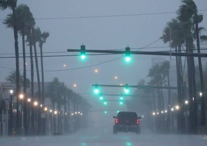 Los fuertes vientos y lluvias causados por el huracán Dorian azotaron las calles de Daytona Beach, en Florida. La ciudad escapó de un golpe directo de Dorian que ahora amenaza a los Estados de Carolina del Sur y Carolina del Norte.