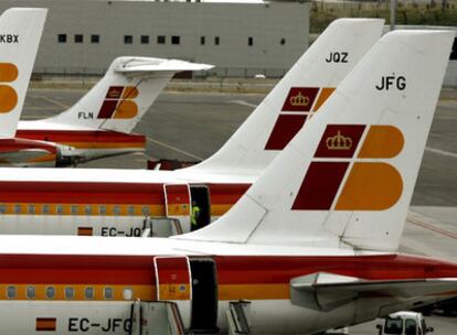 Varios aparatos de la compañía estacionados en el aeropuerto de Barajas.