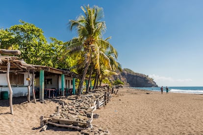 El Salvador. Este destino prepara sus playas para convertirse en uno de los destinos de surf más atractivos del mundo. Es el país más pequeño y poblado de Centroamérica, y también probablemente el que menos turistas extranjeros recibe. La ventaja para quienes se animen a visitarlo próximamente es que encontrarán un paraíso tropical casi intacto, con exuberantes parques nacionales sin aglomeraciones, lagos volcánicos y también ciudades coloniales, artesanía colorida y una buena cocina. Todo eso, además de su hermoso litoral y el sencillo encanto de sus pueblos. En El Salvador están también algunas de las mejores zonas surfistas de Centroamérica, como Punta Roca, en la Costa del Bálsamo, donde se rodaron escenas de la película clásica sobre surf 'El gran miércoles' (1978), y las playas de El Sunzal y El Tunco. Este es un país compacto y pequeño que puede recorrerse fácilmente combinando pueblos coloniales, bellezas naturales y yacimientos arqueológicos. Por ejemplo, Suchitoto, una apacible ciudad colonial junto al lago Suchtlán a menos de una hora de la capital. O La Palma, cuna del vibrante arte naíf autóctono de influencia maya que se ha convertido en seña de identidad. No hay que irse muy lejos para encontrar la Joya de Cerén, la “Pompeya de América”, donde gracias a las cenizas volcánicas que cubrieron la vieja ciudad maya hoy se puede disfrutar de uno de los yacimientos más interesantes de Centroamérica.
Quedan por visitar parques nacionales como Cerro Verde, con tres magníficos volcanes y varias rutas excursionistas de todos los niveles, o El Imposible, un nombre fantástico que ya avisa de lo que podemos encontrar: un bosque que todavía acoge a animales como pumas, halcones, águilas… sus caminos pueden estar embarrados, pero brindan majestuosas vistas de cumbres y del Pacífico en todo su esplendor. Aunque la atracción del interior más popular de El Salvador es la ruta de Las Flores, una fila de pueblecitos con encanto en las tierras altas cafeteras que hay entre Sonsonate y la frontera guatemalteca.