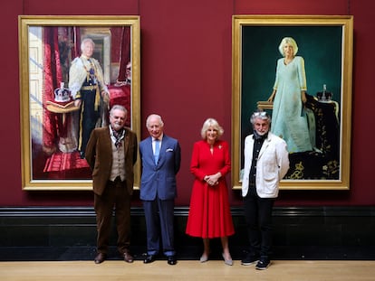 De izquierda a derecha, Peter Kuhfeld, Carlos III, la reina Camila y Paul S. Benney, este 6 de mayo en la Galería Nacional, en Londres.