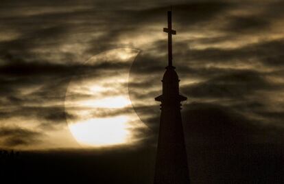 Los estados situados en la franja horaria central (CST), como Alabama, Illinois, Iowa, Oklahoma o Wisconsin, presenciaron las imágenes más impresionantes porque el eclipse estaba en su fase máxima en el momento de la puesta de sol. En la imagen, basílica del Sagrado Corazón en South Bend, Indiana.