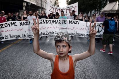 Un niño refugiado hace el signo de la victoria durante una manifestación a favor de los refugiados el jueves en Atenas.