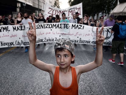 Un ni&ntilde;o refugiado hace el signo de la victoria durante una manifestaci&oacute;n a favor de los refugiados el jueves en Atenas.