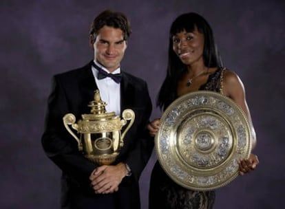 Venus Williams y Roger Federer posan en la cena oficial de los campeones de Wimbledon.