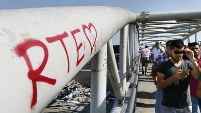 Una amorosa pintada a favor del presidente turco, Recep Tayyip Erdogan (RTE), en Estambul.