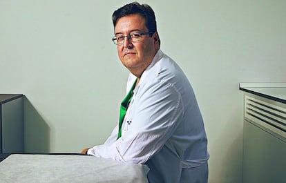 Pedro González León. Neurocirujano. 46 años  Neurocirujano. Comprometido con la sanidad pública. Líder de la marea blanca que ha logrado parar desde la calle y los juzgados la privatización sanitaria en Madrid. Pedro González de León es exactamente de la quinta de Felipe VI, a quien cree que le une “no pertenecer a la generación de la Transición, sino a la de sus hijos”. Algo que a este doctor le permite “abordar sin tapujos el debate sobre el modelo de Estado que queremos”. También cree que el nuevo Rey “puede aportar una regeneración en la crisis de valores que vivimos y ha afectado especialmente a la Monarquía en los últimos tiempos. Necesitamos estabilidad. Y don Felipe tiene que hacer un movimiento muy serio en este sentido”.