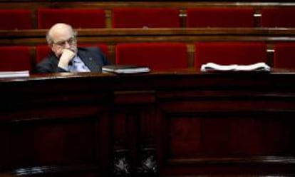 El conseller de Economía , Andreu Mas-Colell, durante el pleno del Parlament de Catalunya en el que se han aprobado los Presupuestos de 2014, que contemplan una mayor carga fiscal, entre ellas la recuperación del impuesto de Sucesiones, y una continuidad de la política de privatizaciones para lograr ingresos extraordinarios que alivien el déficit.