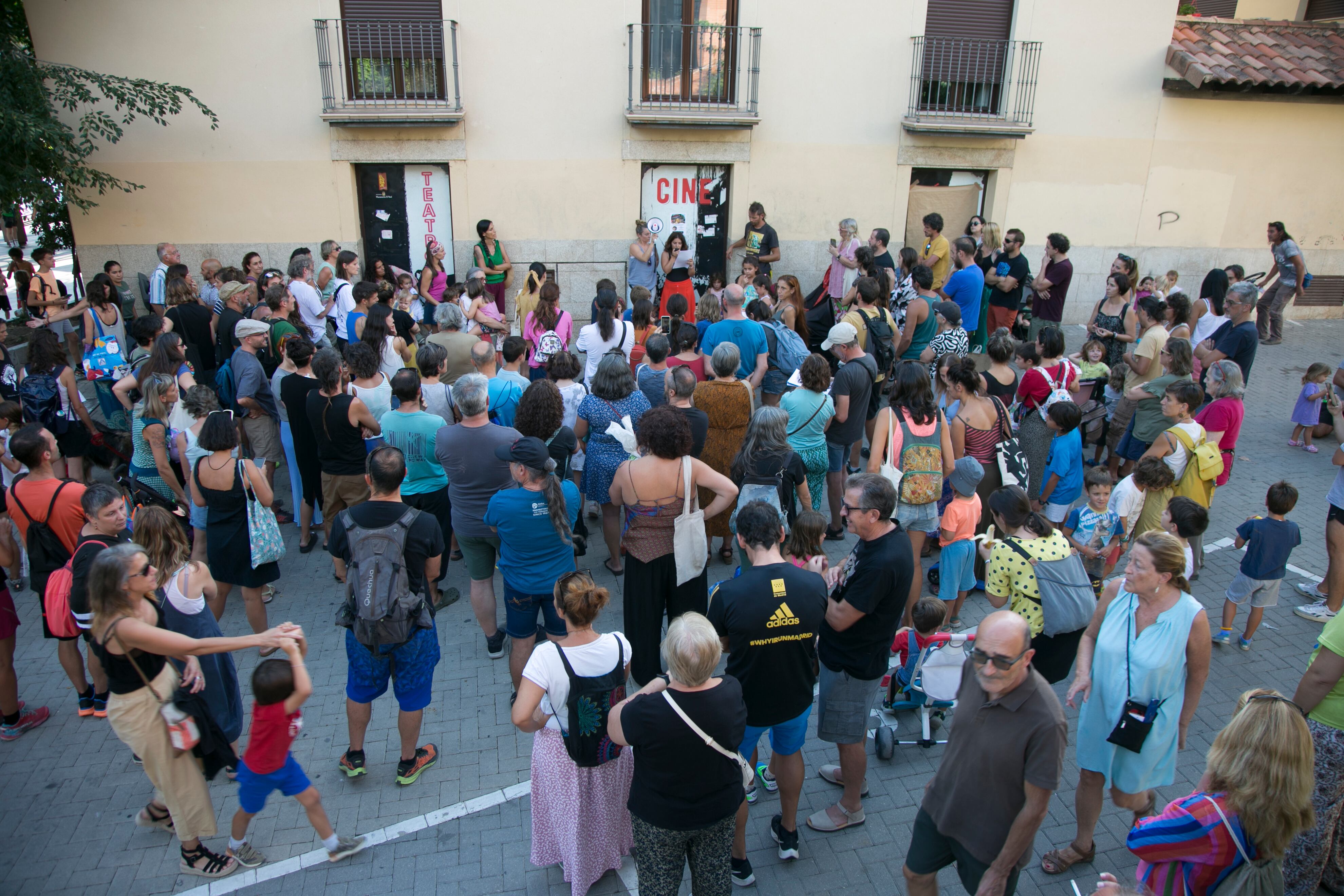 La concentración de vecinos frente al Parque infantil de La Boni en Manzanares el Real, este martes.