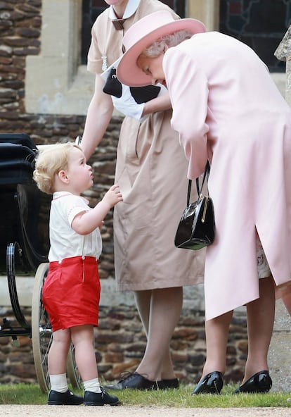 La reina Isabel, con el príncipe Jorge.